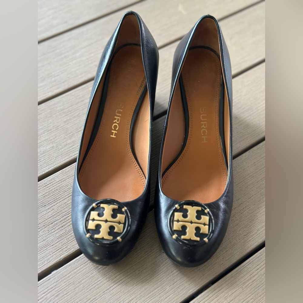 Tory Burch black wedge pumps 8.5M
Excellent condition